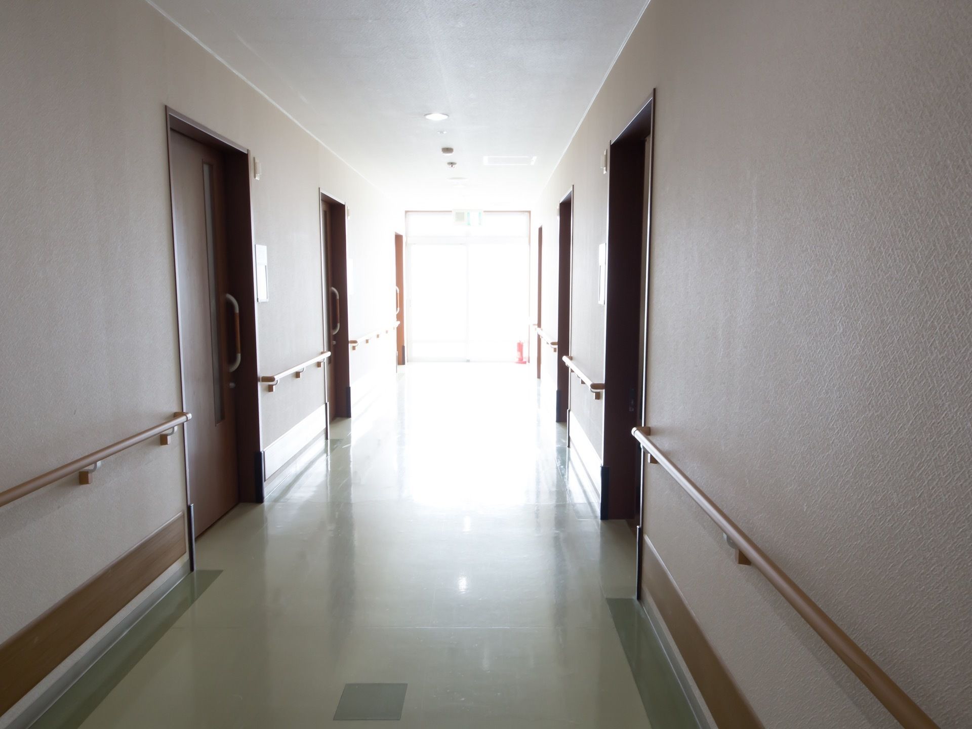 各居室の前の廊下は十分な幅を設けており、両側の壁には腰の高さに手すりを設置している。空調が完備されているので、年中快適である。