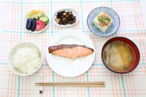 焼き鮭と冷ややっこやおしんこ、ごはんと味噌汁がセットになった和食
