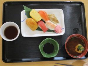 握り寿司と味噌汁のセット