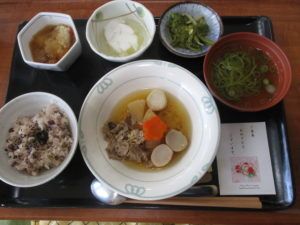 野菜の煮物と赤飯のセット