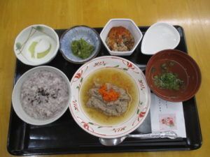 デザートが付いた赤飯と煮物のセット