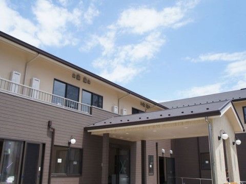 ご隠居長屋 和楽久みさと早稲田の外観。バリアフリーの大きな玄関を完備している。