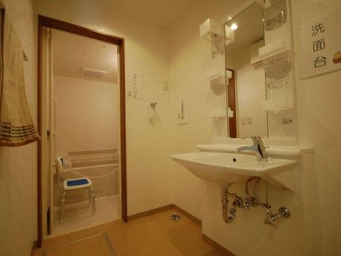 シャワーチェアが用意された浴室が居室に完備されている。脱衣所には洗濯機置き場が設けられており、洗面台が設置されている。