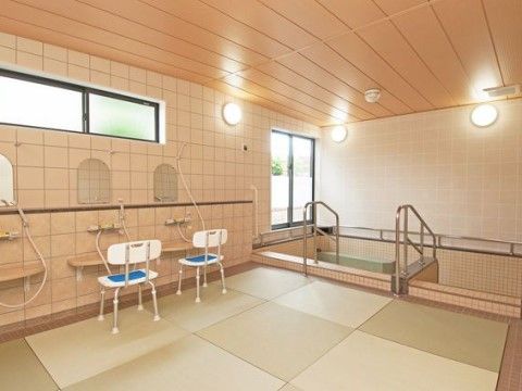 広々とした明るい畳敷きの大浴場である。洗い場が３ヶ所設けられており、シャワーチェアが置かれている。大浴槽には、手すりが備わっている。