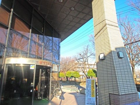 施設から徒歩の距離に早稲田図書館・市民課連絡所がある。出入口は、車椅子でもスムーズに通れる自動ドアになっている。