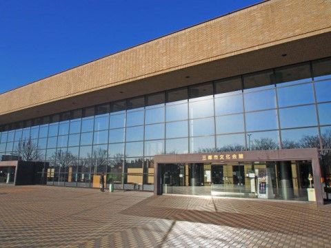 市内の文化会館は、壁全面がガラス張りになった大きな建物である。施設から歩いて行くことが可能な場所に建っている。