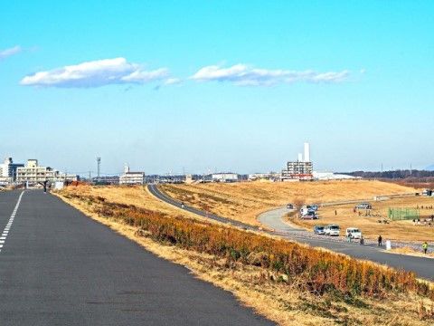 施設の近くには、見晴らしの良い江戸川河川敷がある。広々した敷地では草野球が行われており、それを観戦する人達がいる。