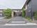 施設へのアプローチはゆとりのある広さがある。建物の周りには植栽があり、緑のカーテンも設置されている。