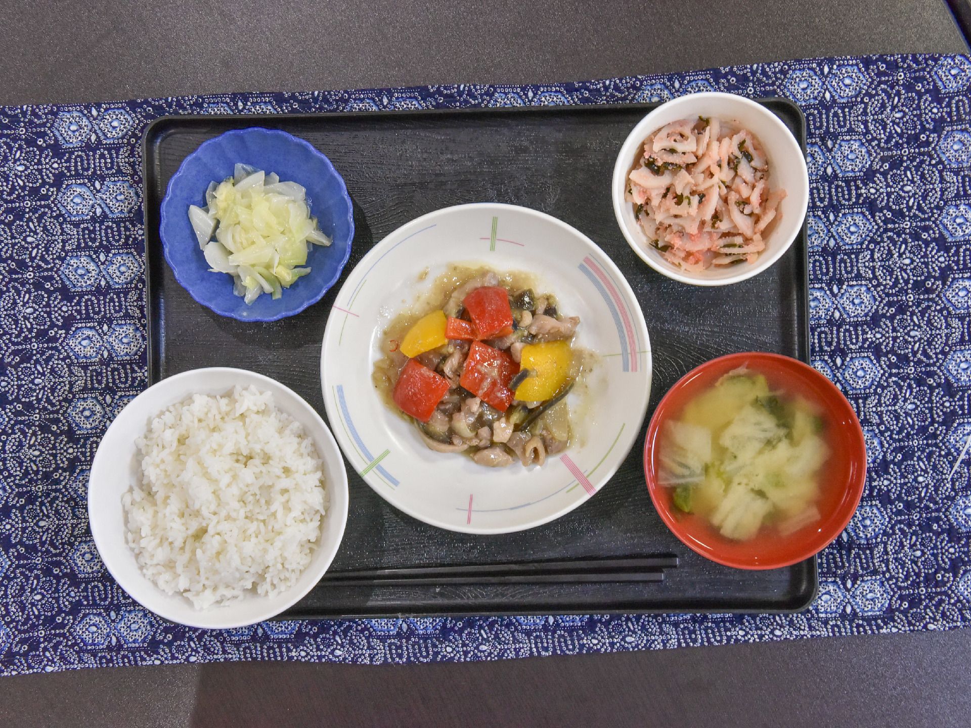 この日の献立のメインはお野菜とお肉の炒め煮。ご飯と汁物の他に野菜が沢山使われた小鉢が2つあり、栄養バランスが考えられている。