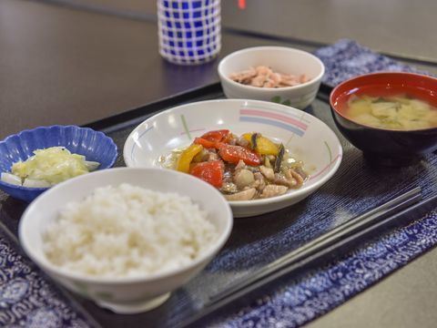 野菜をたくさん摂ることができる、１人ずつトレーにのせた料理