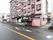 施設は５階建ての建物である。道路のすぐそばに建っている。建物の右側を入っていくと駐輪スペースがある。