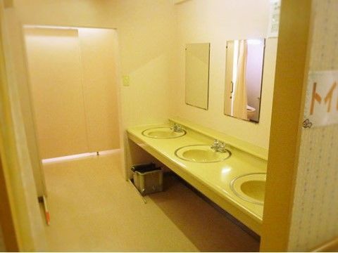 清潔感がある色合いで広々とした洗面台は手入れが行き届いている。足元も広くなっているため、車椅子をご利用の方にも使いやすい。