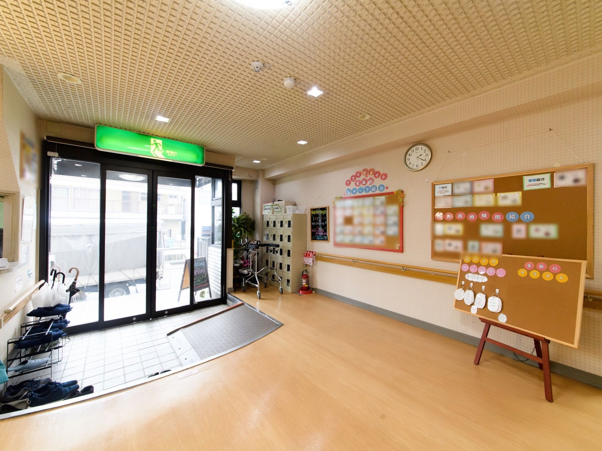 エントランスには掲示板があり、入居者様の介助を担当する、介護職員の紹介写真が掲示されており、確認することができる。