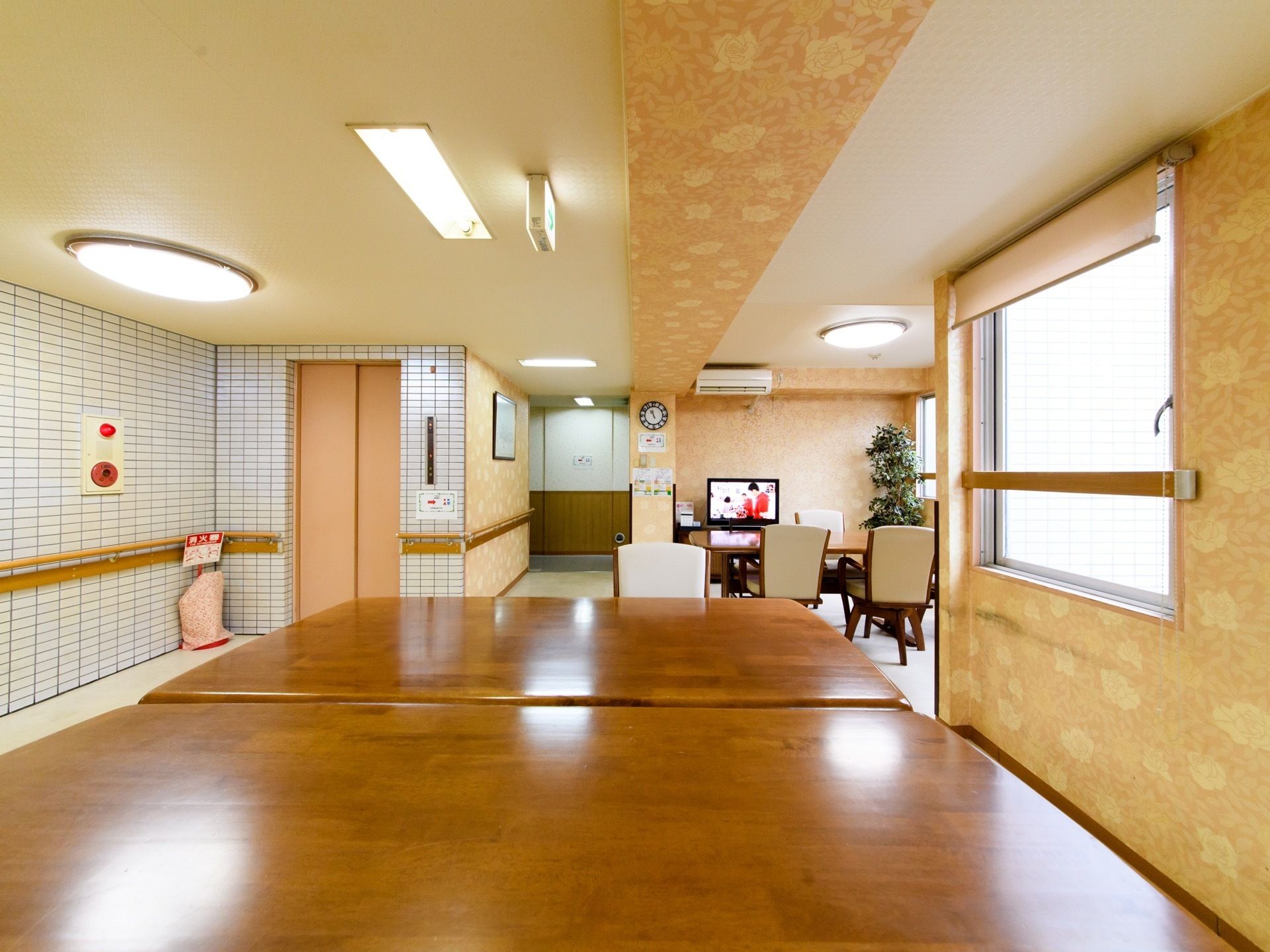 共有スペースは複数の部屋が合体した形になっており、フロアのあちこちにアクセスするための通路にもなっている。
