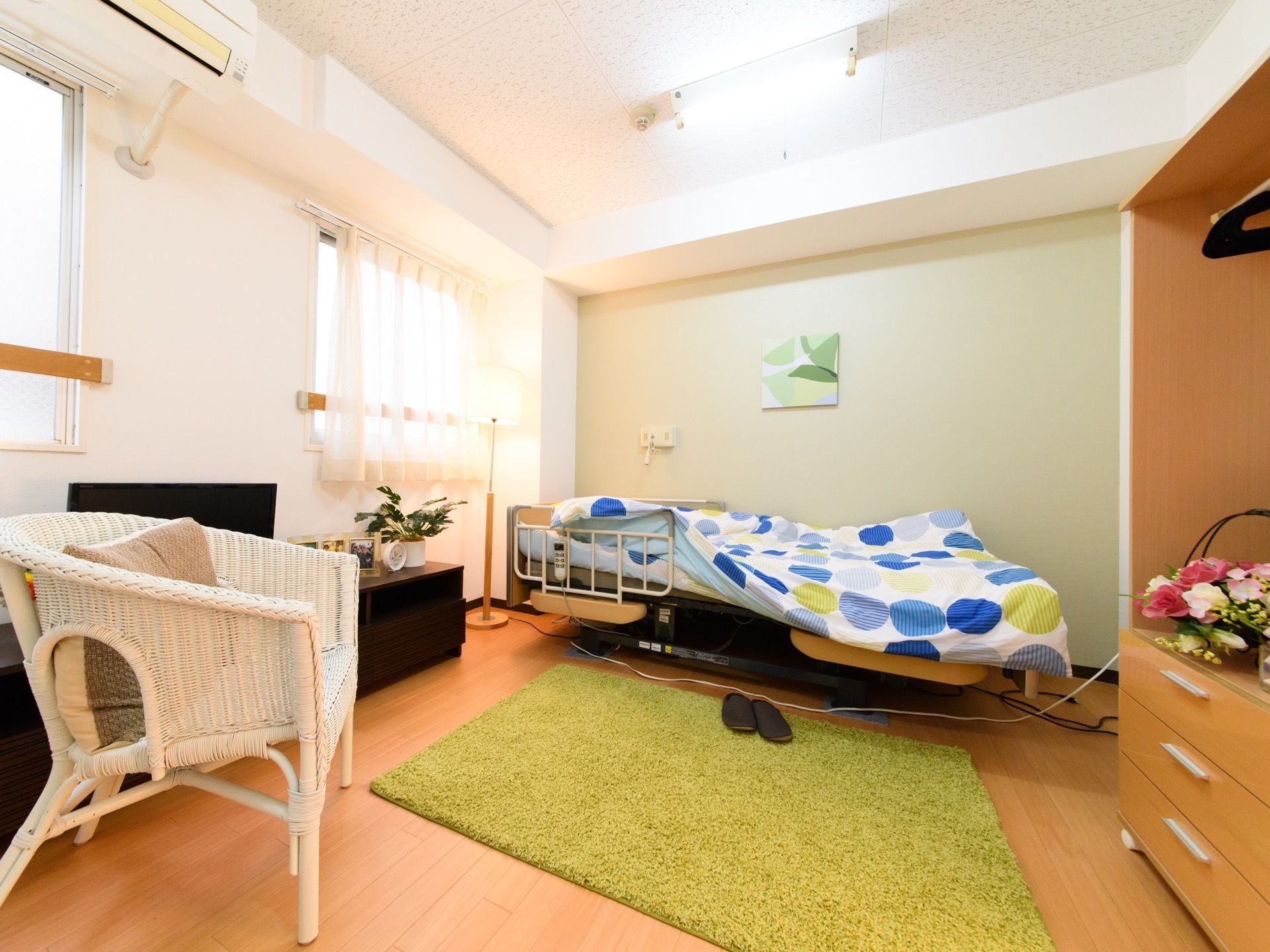 入居者自身が持ち込む家具を選べる居室だが、ベッドだけは備え付けの、リクライニングきのうのある介護仕様の物が使われる。