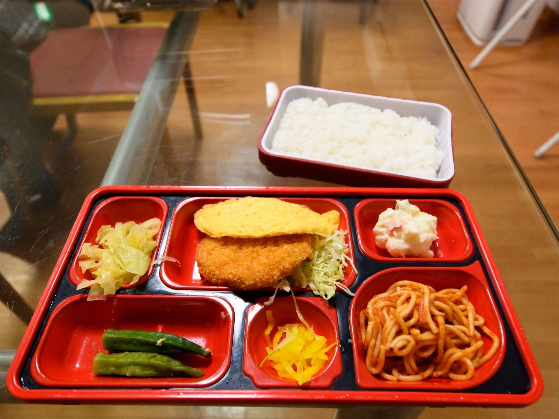 施設により提供される食事が膳に盛り付けられている。食事の摂取量や種類などのデータも、入居者の健康管理に使われている。