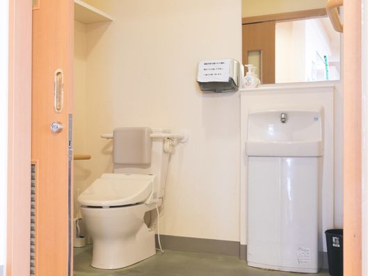 スライドドアで仕切られたトイレ