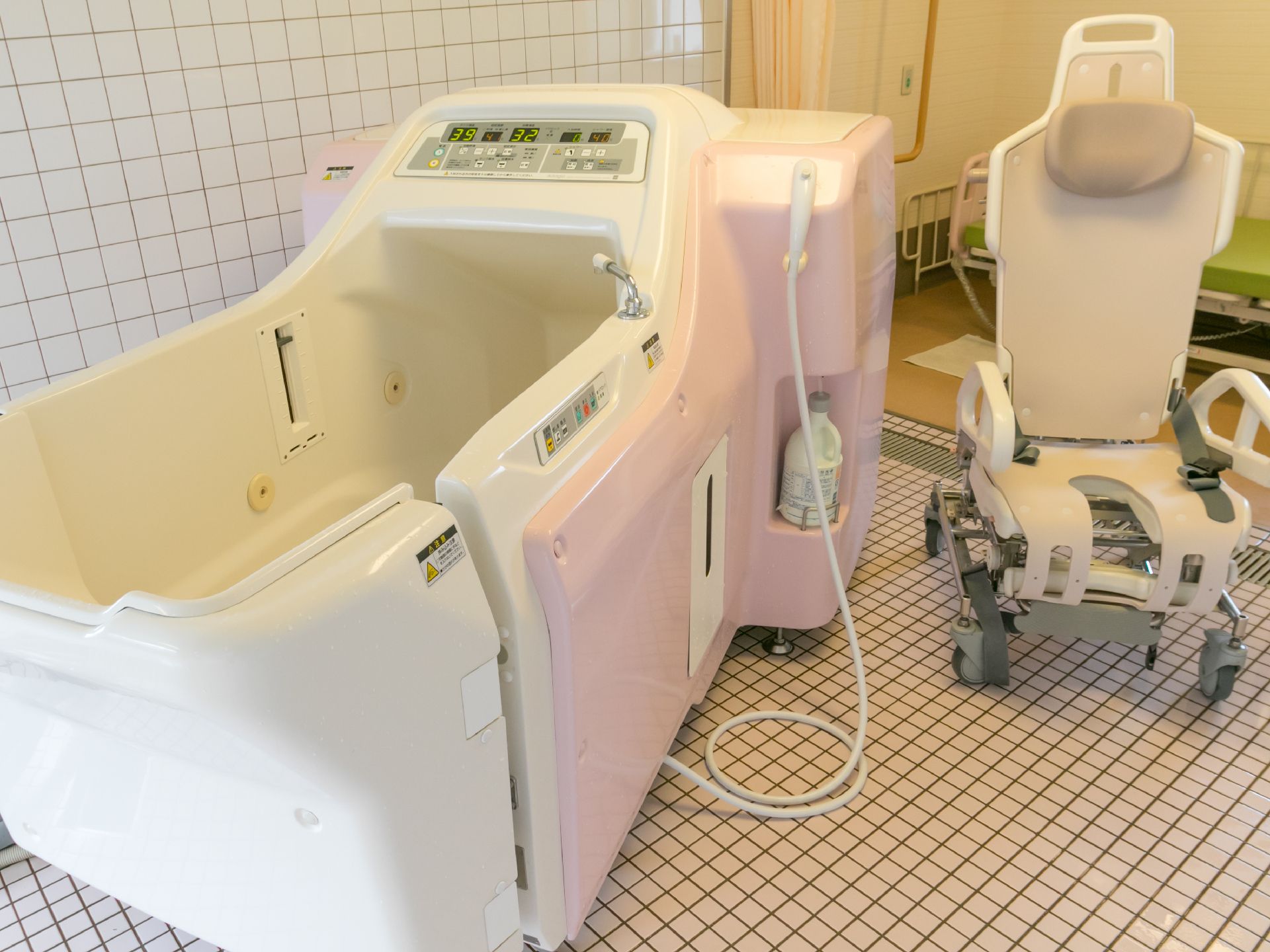専用の車椅子に座ったままで浸かることができるバスタブを導入。全身浴のあの感覚を、久しぶりに堪能してもらえる。