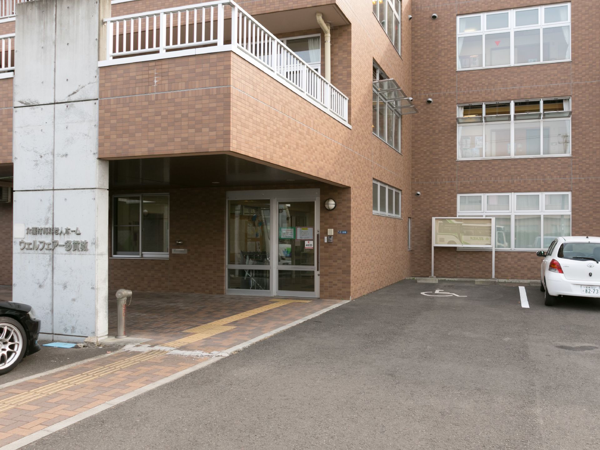 オートロックの設置された出入り口。設備だけでなく人的にも、経験豊かなスタッフが目配りを欠かさず、内外からの不測の事態に備えている。