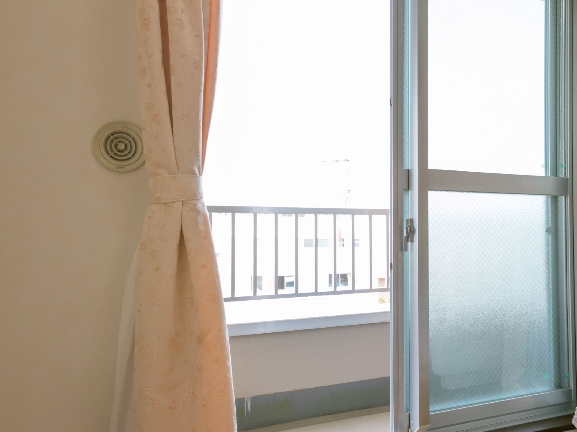 窓の向こうには多賀城の街並みが広がる。目の前のバルコニーは非常口を兼ねており、避難時の通路として確保されている。