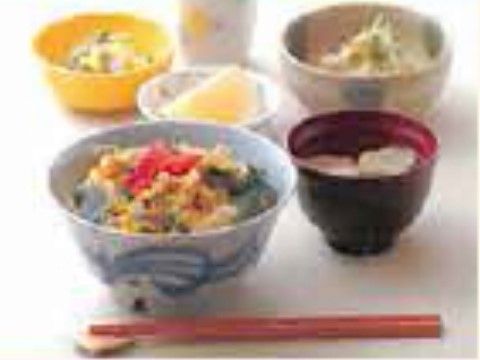 ある日の食事風景。メインは丼もので食べやすくなっている。小鉢2品、汁物に加えデザートもついているので十分に満足できる。