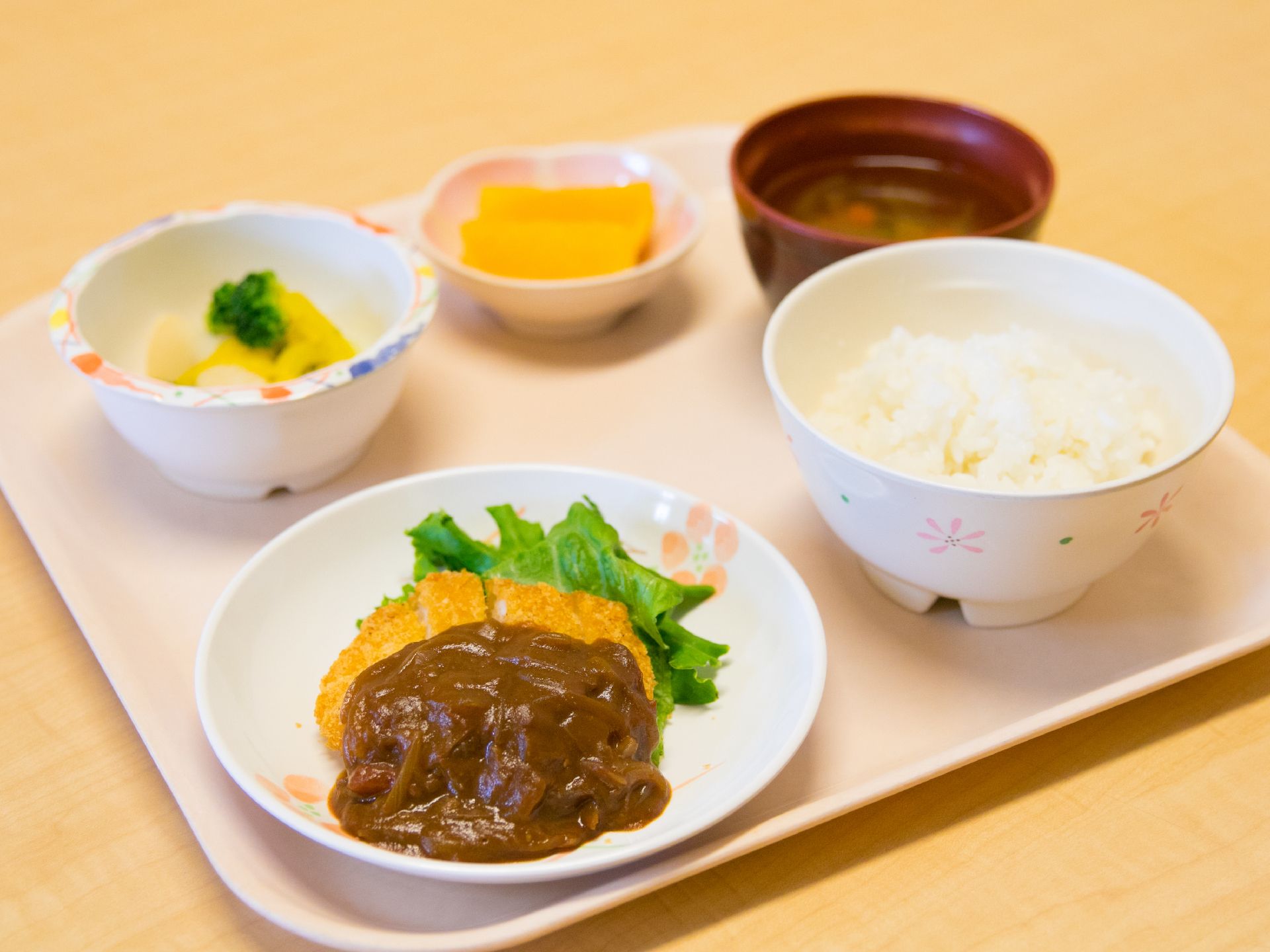 食事は毎食、手作りのものを提供している。個々人のコンディションに合わせた食事を通じて、心と身体の健康を目指している。