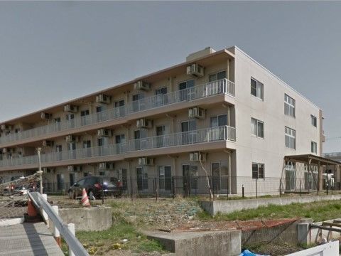 外観の色はブラウンを基調としている。ベランダ付きの3階建て施設