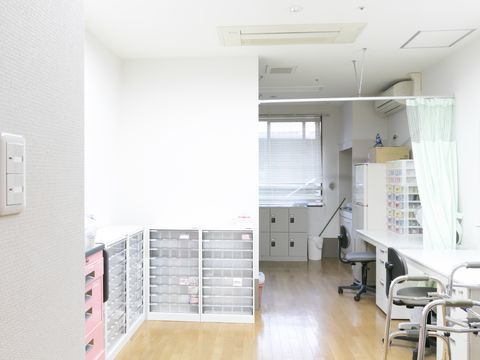 机や椅子などが並べられている、清潔感のある整理整頓された医務室