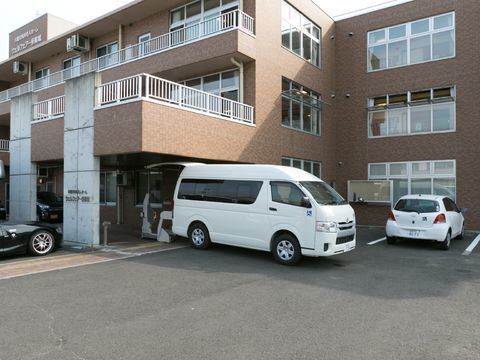 正面入り口は広い駐車場に面しており、スムーズな送迎が可能