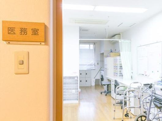 近隣のクリニックとも提携した医務室