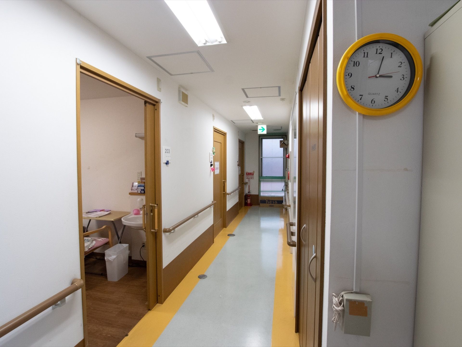 居室の入口近くに洗面台が設置されており、横に机と椅子が置かれている。廊下との間は段差のないフラットな床となっている。