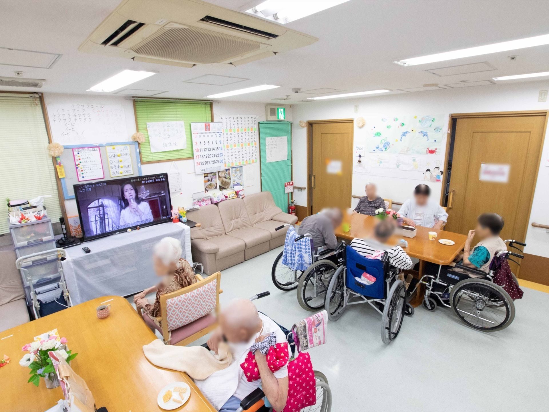 リビングでテレビを見ながら、団らんするご入居者様達