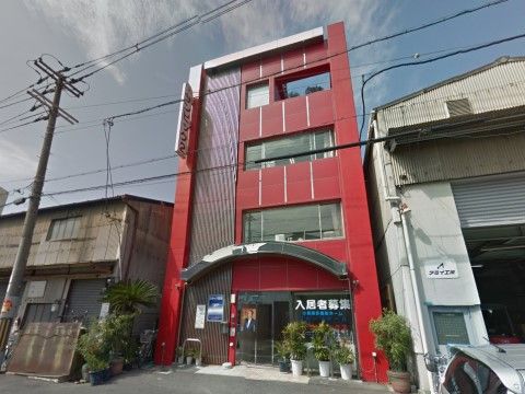 通りに面した赤い建物はとても目立っており、初めてのご来館でも見つけやすい。施設は４階建てとなっている。