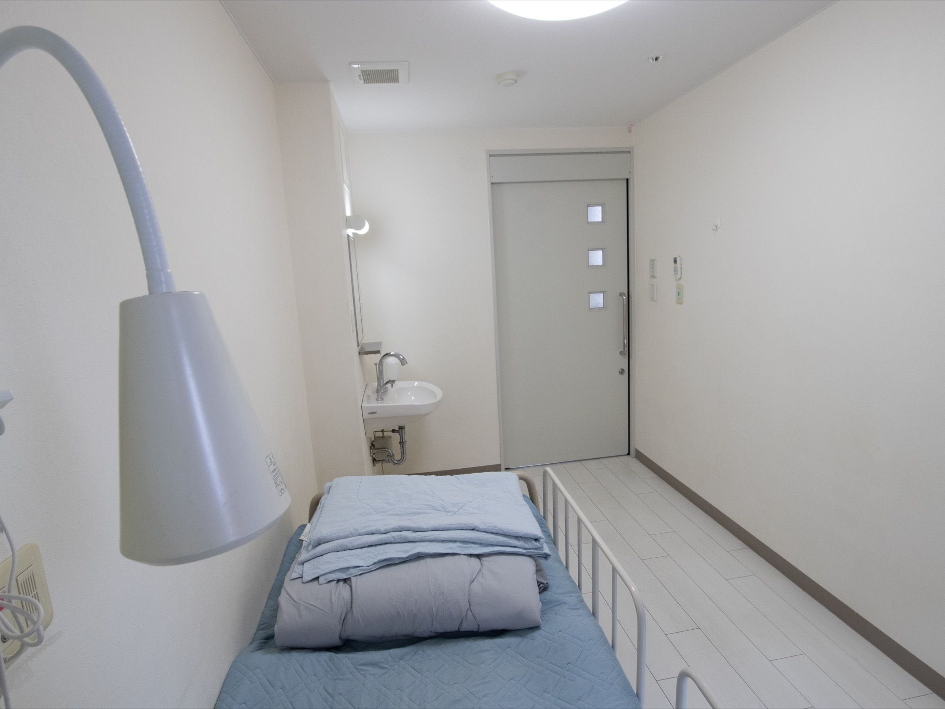 部屋全体が白で統一され、開放感、清潔感がある。開け閉めしやすい引き戸を採用している。洗面台も低く車椅子でも使用しやすい。