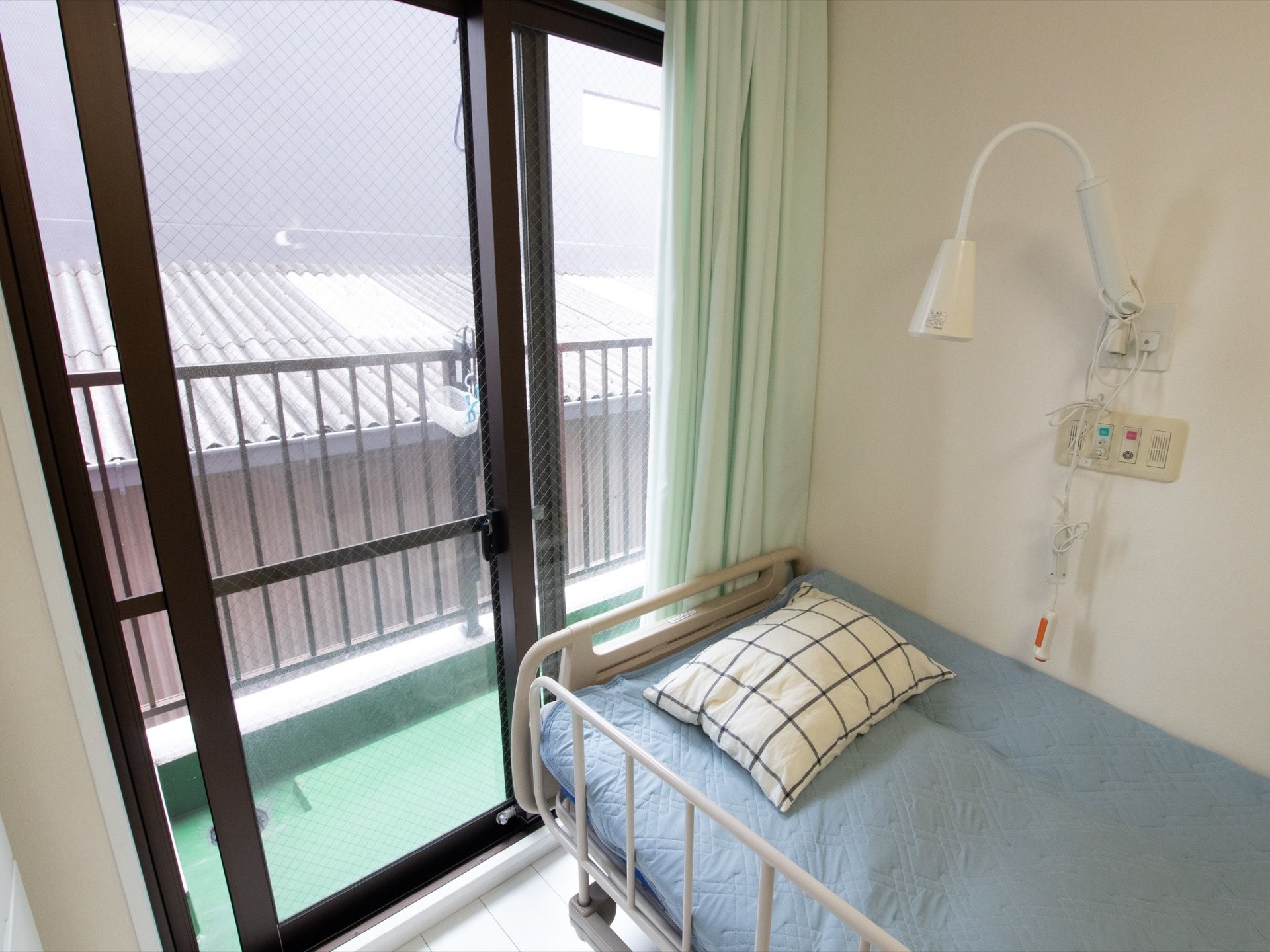 白を基調とした部屋に、柔らかい緑色のカーテンがあり、優しい印象を受ける空間となっている。大きな窓から光が差し込むため、部屋は明るい。