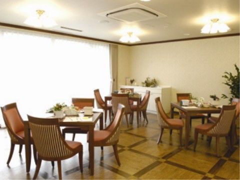 食堂には机や椅子が並べられており、入居者様同士で歓談しながら食事を召し上がることができる。窓から外の光が差し込み、明るい室内である。