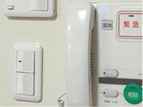 室内には緊急時を知らせる電話が取り付けられており、連絡をいただけるとすぐにスタッフが駆けつけ対応する。