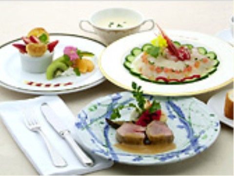 フレンチレストランのように見た目が美しい、料理やデザート