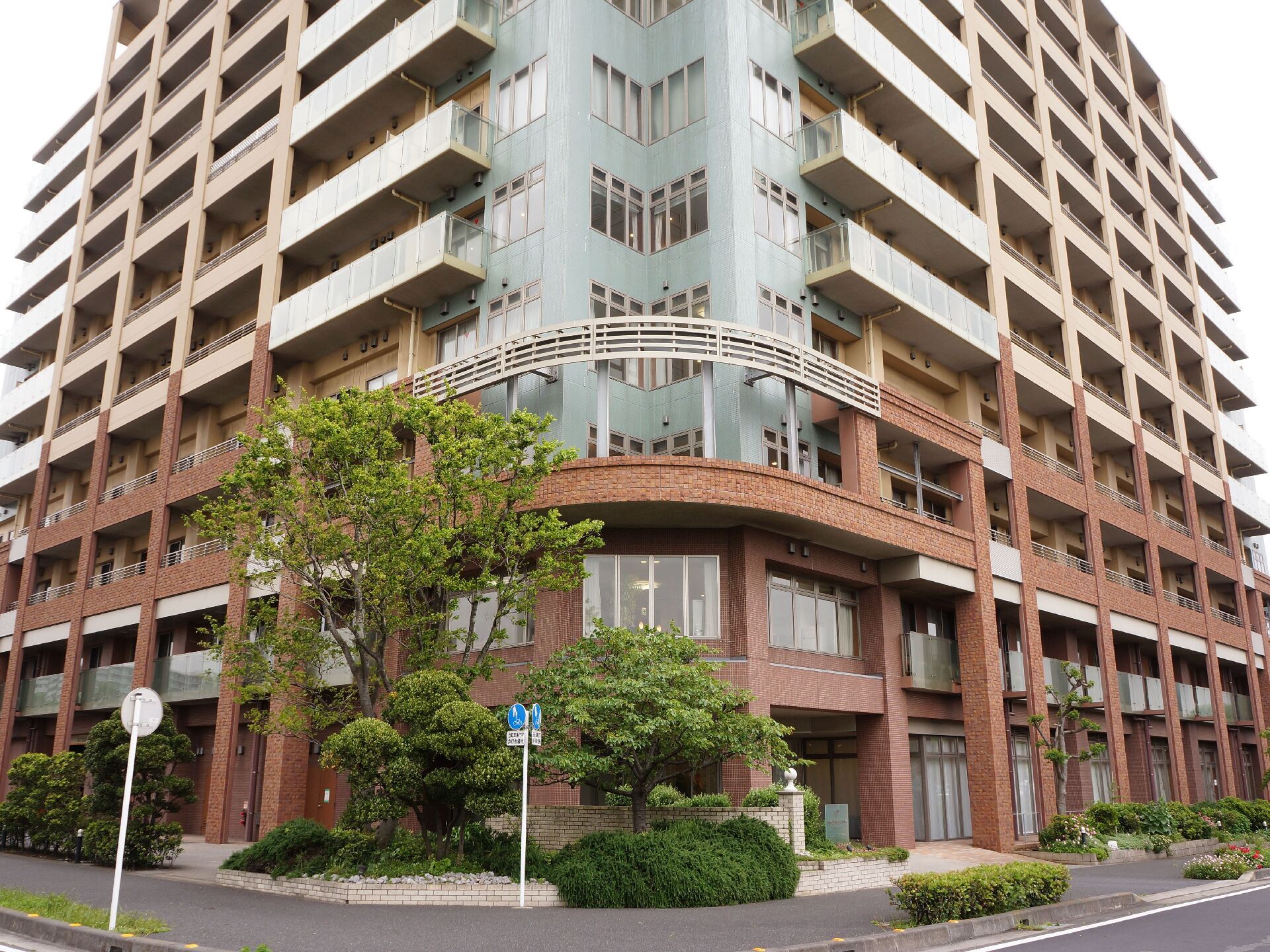 高齢者向け賃貸住宅と、住宅型有料老人ホームが一体となっている施設の外観