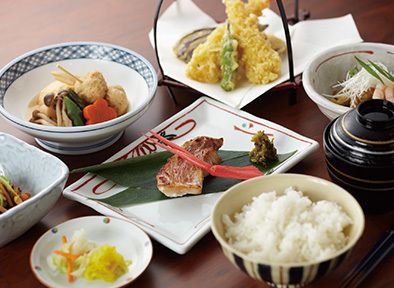 焼き魚と天ぷらの盛り合わせと野菜の煮物のセット
