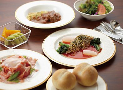 肉料理とパンとサラダとフルーツのデザート