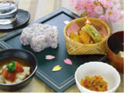おにぎり、きんぴらごぼう、てんぷらなど見た目も綺麗に作られている和風の食事