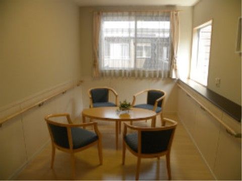 窓の前に肘を置いて、外が覗ける場所がある。寄りかかることで身体を支えられるので、安心して景色が眺められる。