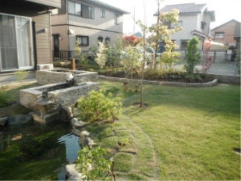 広々とした庭には芝生を整備して、木々をバランス良く配置している。気候が良い日には、庭に出てリラックスできる。