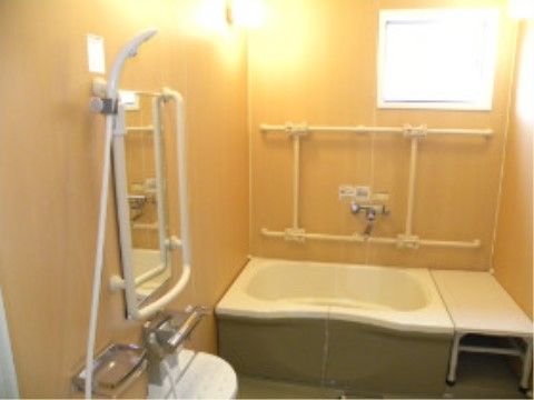 入浴タイムを安全にお過ごしいただけるように、手すりの設置方法に工夫がある。シャワーを用いて身体を洗うだけでなく、浴槽に入ることができる。