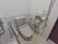 広々としたスペースがあるトイレには手洗い台が設置されている。壁、便器の脇に手すりが取り付けられている。