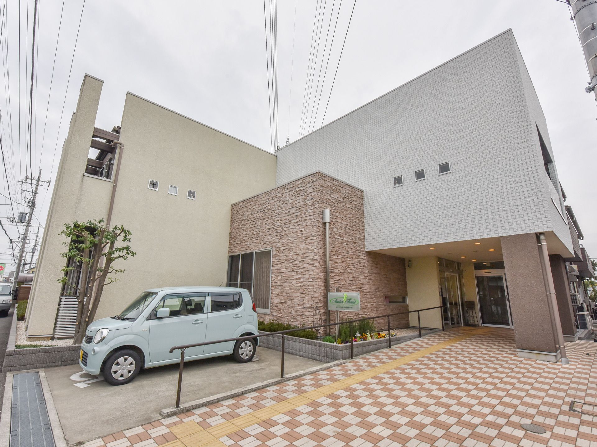道路沿いに建てられており、入り口はバリアフリー仕様