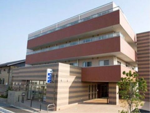 ４階建ての淡いピンク系の建物である。バルコニーが完備されているので、天気のよい日には日向ぼっこが楽しめる。