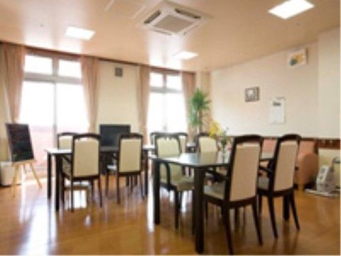 窓から陽射しがたっぷりと差し込む環境のよい食堂である。大型液晶テレビが完備されているので、食後もゆっくりくつろげる。