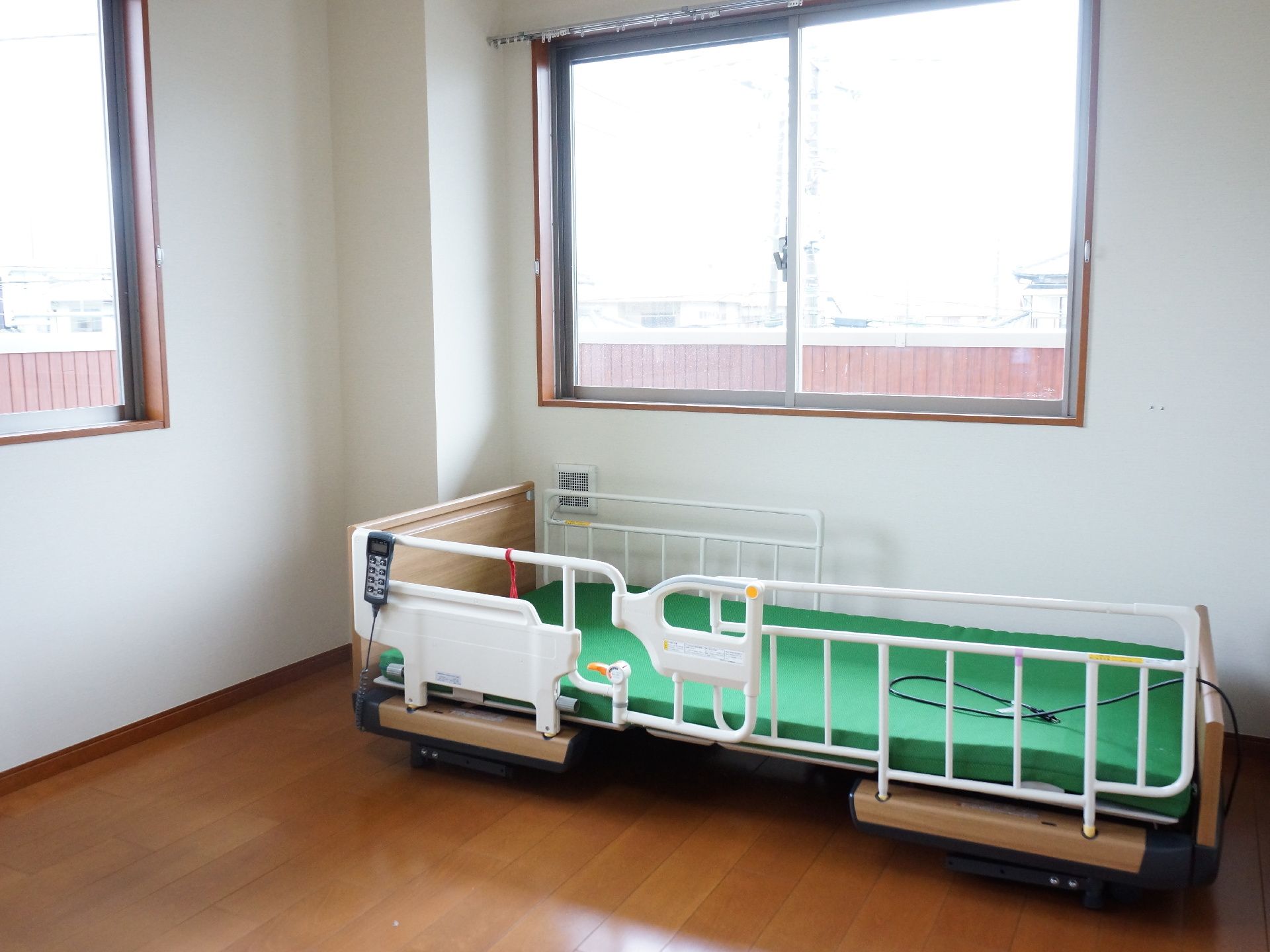 白色の壁に木目の床の内装である。窓下には介護用ベッドが置いてあり、リモコンで高さを調整する事が出来る。
